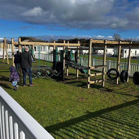Ger-Y-Bwlch - Spacious Static On 5Star Site With Swimming Pool Benllech Kültér fotó
