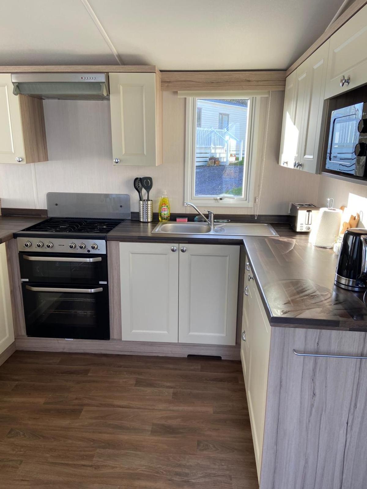 Ger-Y-Bwlch - Spacious Static On 5Star Site With Swimming Pool Benllech Kültér fotó