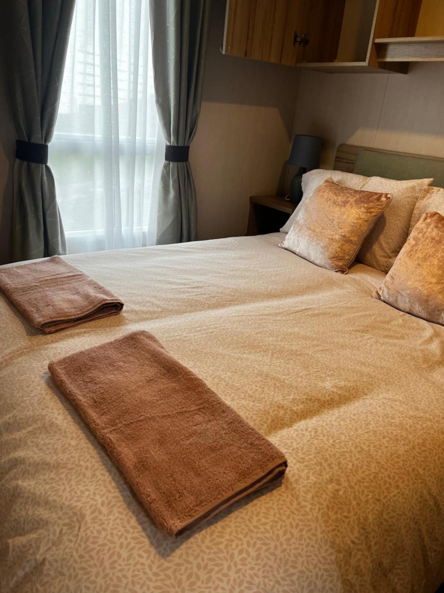 Ger-Y-Bwlch - Spacious Static On 5Star Site With Swimming Pool Benllech Kültér fotó